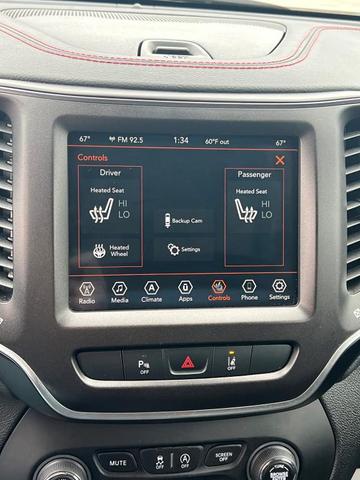 Photo of 2021 White Jeep Cherokee