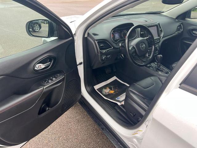 Photo of 2021 White Jeep Cherokee