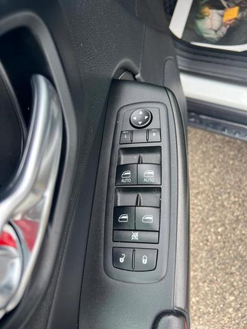 Photo of 2021 White Jeep Cherokee