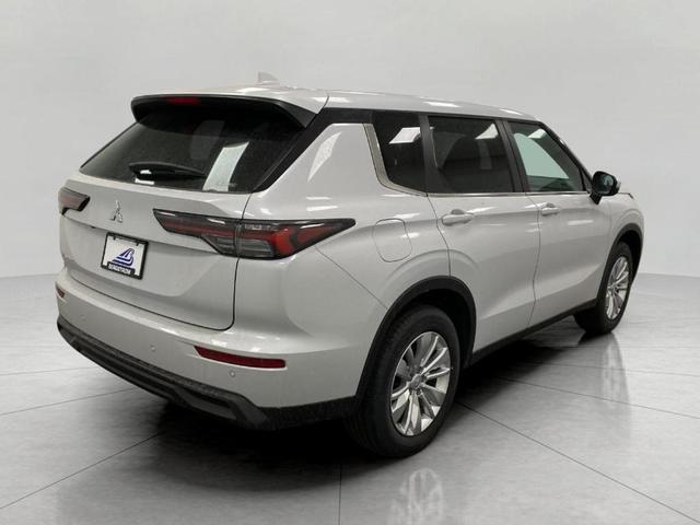 Photo of 2025 White Diamond Mitsubishi Outlander