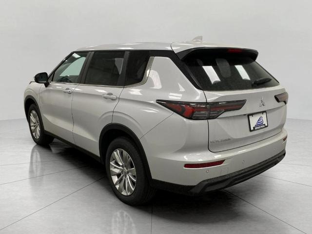 Photo of 2025 White Diamond Mitsubishi Outlander
