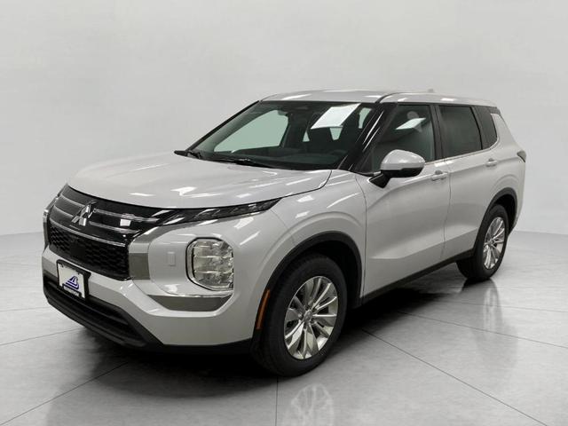 Photo of 2025 White Diamond Mitsubishi Outlander