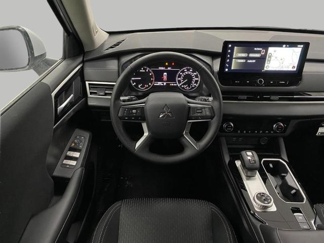 Photo of 2025 White Diamond Mitsubishi Outlander