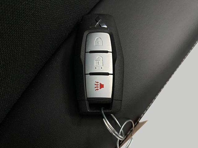 Photo of 2025 White Diamond Mitsubishi Outlander