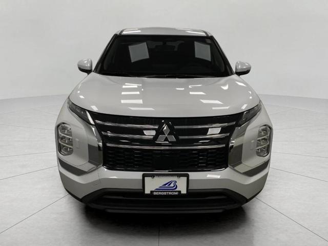 Photo of 2025 White Diamond Mitsubishi Outlander