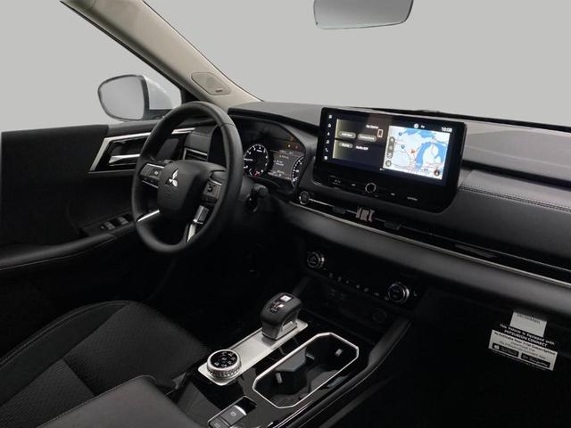 Photo of 2025 White Diamond Mitsubishi Outlander