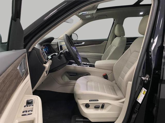 Photo of 2025 Deep Black Pearl Effect Volkswagen Atlas