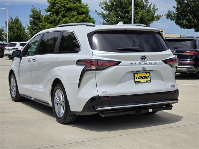 Photo of 2022 Pearl Toyota Sienna