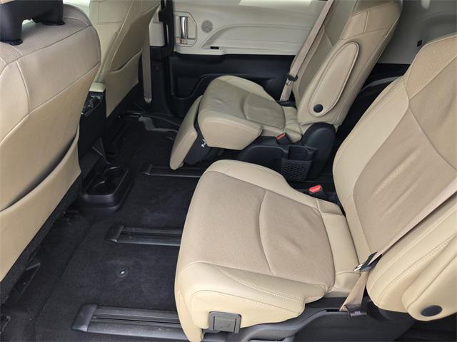 Photo of 2022 Pearl Toyota Sienna