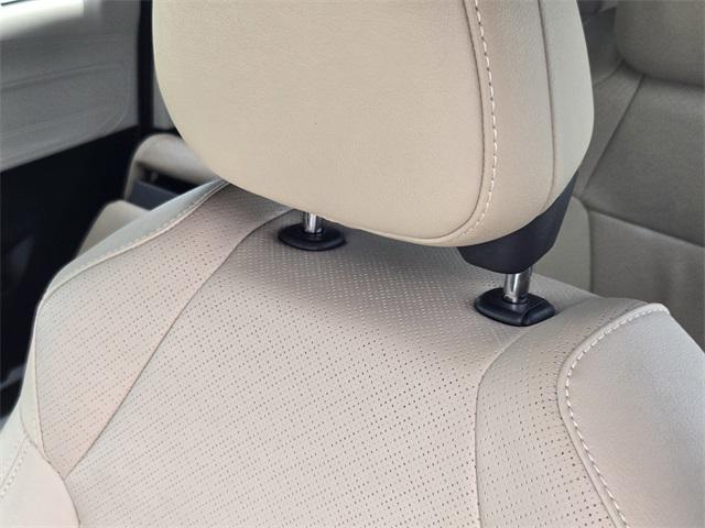 Photo of 2022 Pearl Toyota Sienna