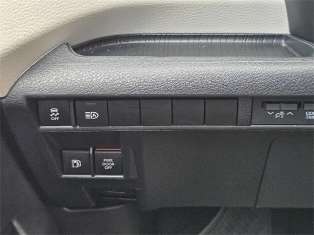 Photo of 2022 Pearl Toyota Sienna