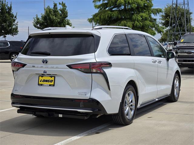 Photo of 2022 Pearl Toyota Sienna