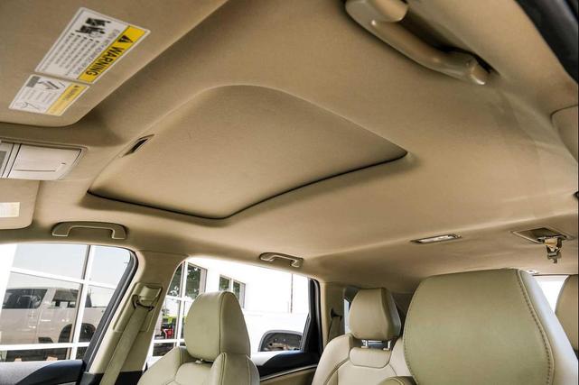 Photo of 2017 White Diamond Pearl Acura MDX