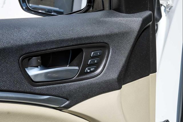 Photo of 2017 White Diamond Pearl Acura MDX