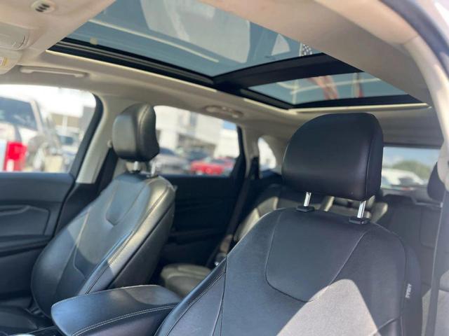 Photo of 2015 White Platinum Metallic Tri-Coat Ford Edge