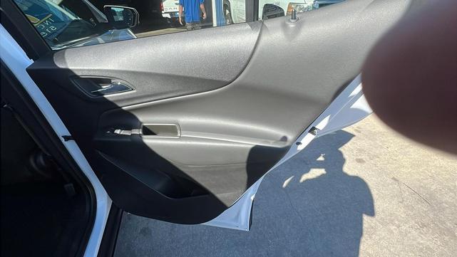 Photo of 2023 White Chevrolet Equinox