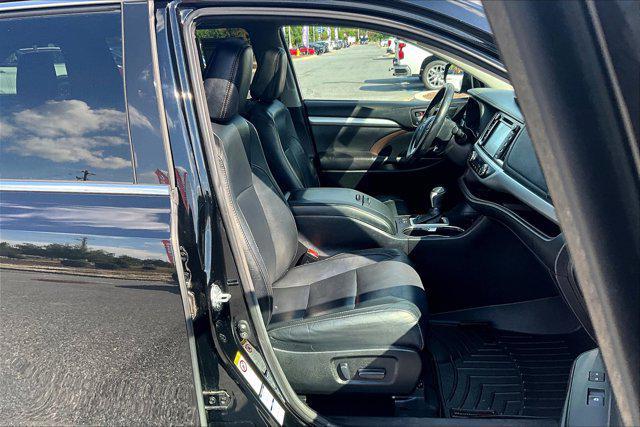 Photo of 2017 Midnight Black Metallic Toyota Highlander
