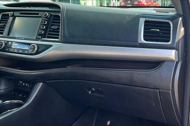 Photo of 2017 Midnight Black Metallic Toyota Highlander