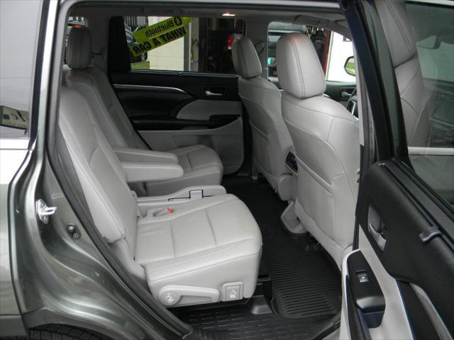 Photo of 2017 Alumina Jade Metallic Toyota Highlander