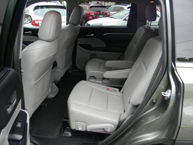 Photo of 2017 Alumina Jade Metallic Toyota Highlander
