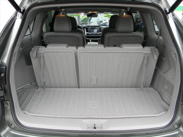 Photo of 2017 Alumina Jade Metallic Toyota Highlander