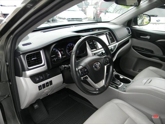 Photo of 2017 Alumina Jade Metallic Toyota Highlander