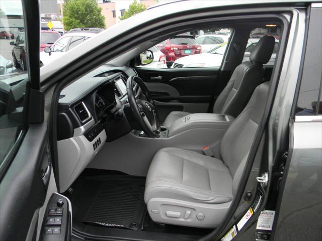 Photo of 2017 Alumina Jade Metallic Toyota Highlander