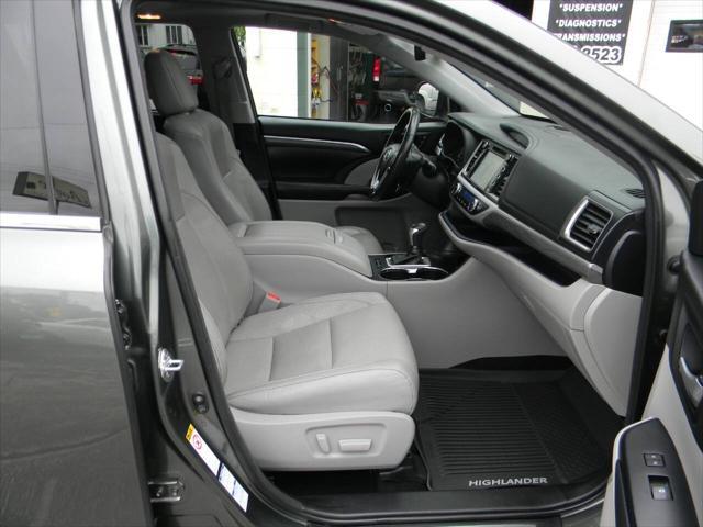 Photo of 2017 Alumina Jade Metallic Toyota Highlander