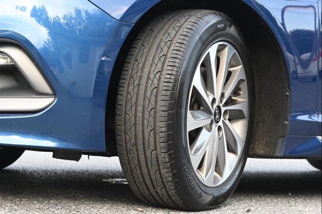 Photo of 2017 Lakeside Blue Hyundai SONATA
