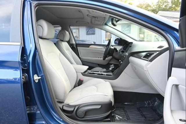 Photo of 2017 Lakeside Blue Hyundai SONATA
