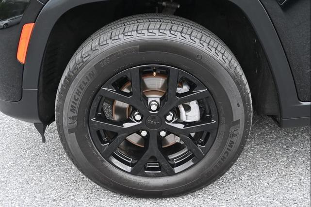 Photo of 2024 Diamond Black Crystal Pearl Jeep Grand Cherokee