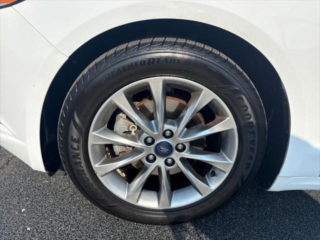 Photo of 2017 Oxford White Ford Fusion