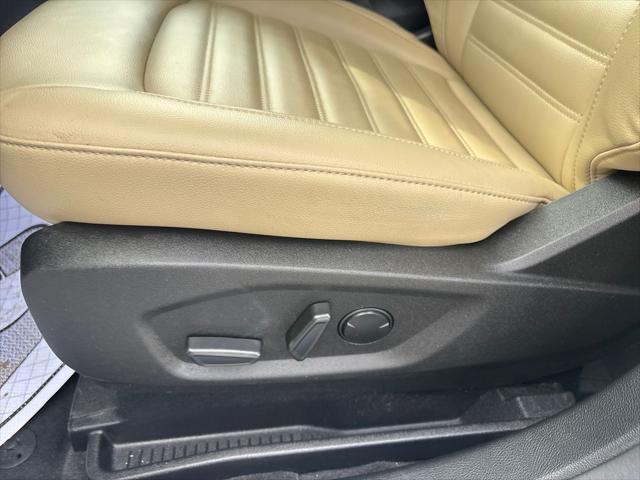 Photo of 2024 Oxford White Ford Edge