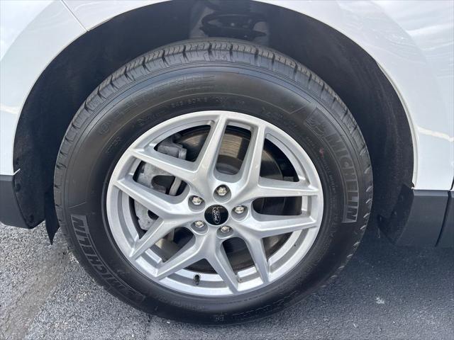 Photo of 2024 Oxford White Ford Edge