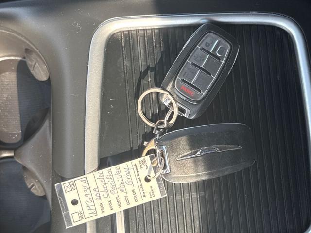 Photo of 2019 Granite Crystal Metallic Clearcoat Chrysler Pacifica