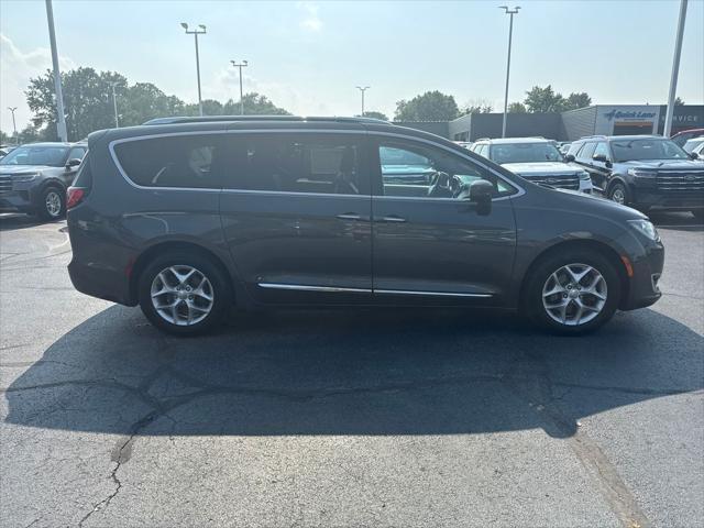 Photo of 2019 Granite Crystal Metallic Clearcoat Chrysler Pacifica
