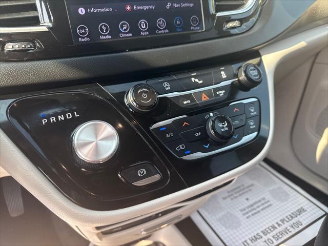 Photo of 2019 Granite Crystal Metallic Clearcoat Chrysler Pacifica