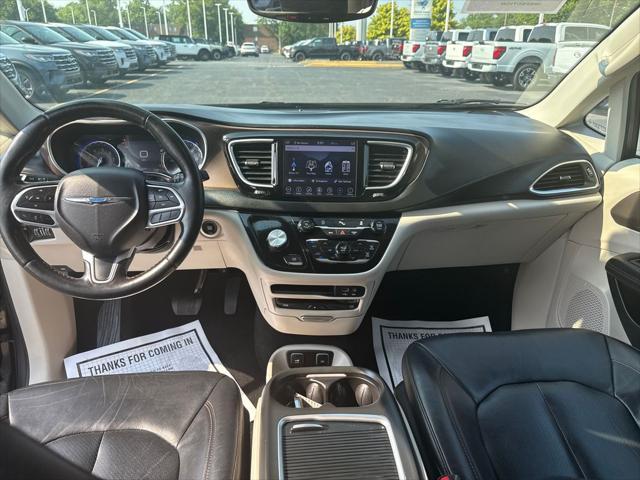 Photo of 2019 Granite Crystal Metallic Clearcoat Chrysler Pacifica