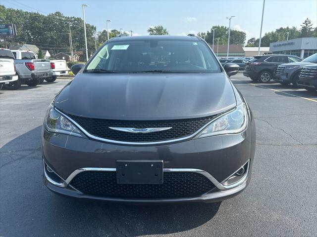 Photo of 2019 Granite Crystal Metallic Clearcoat Chrysler Pacifica