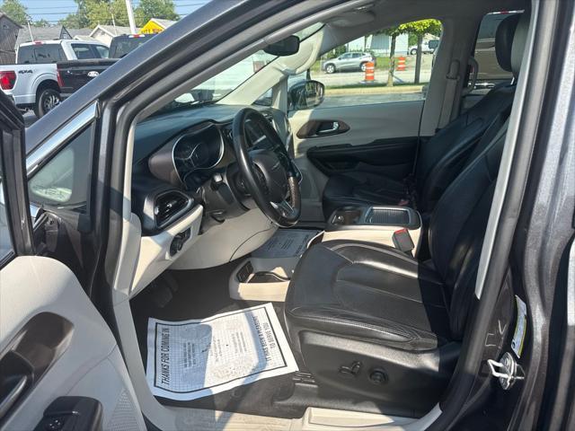 Photo of 2019 Granite Crystal Metallic Clearcoat Chrysler Pacifica