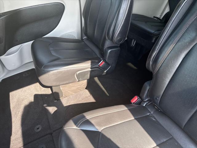 Photo of 2019 Granite Crystal Metallic Clearcoat Chrysler Pacifica