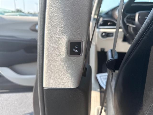 Photo of 2019 Granite Crystal Metallic Clearcoat Chrysler Pacifica