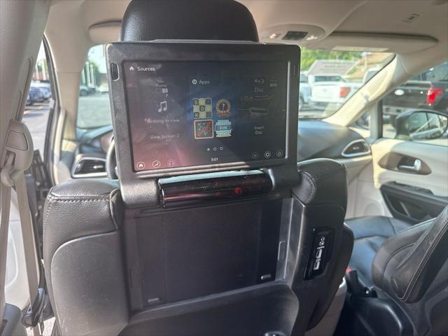 Photo of 2019 Granite Crystal Metallic Clearcoat Chrysler Pacifica