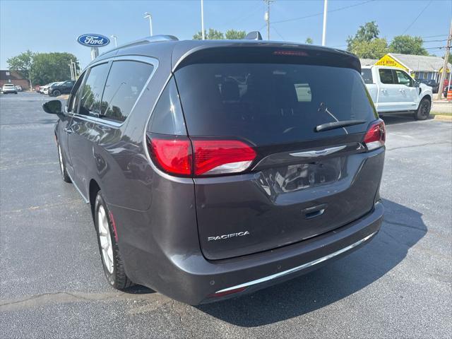 Photo of 2019 Granite Crystal Metallic Clearcoat Chrysler Pacifica