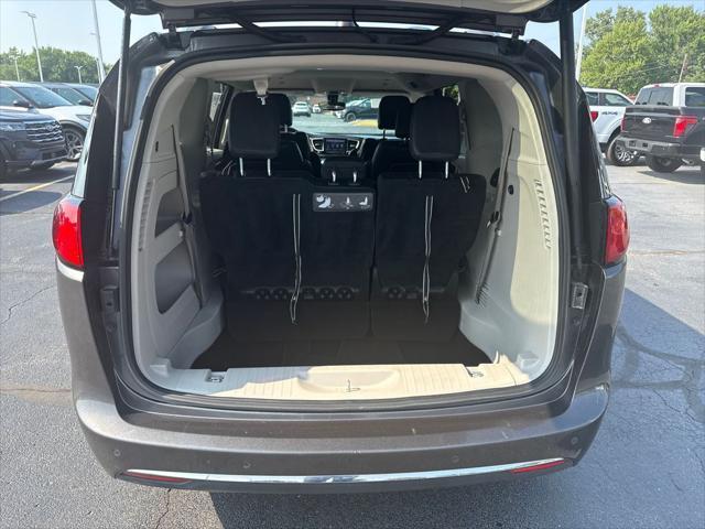Photo of 2019 Granite Crystal Metallic Clearcoat Chrysler Pacifica