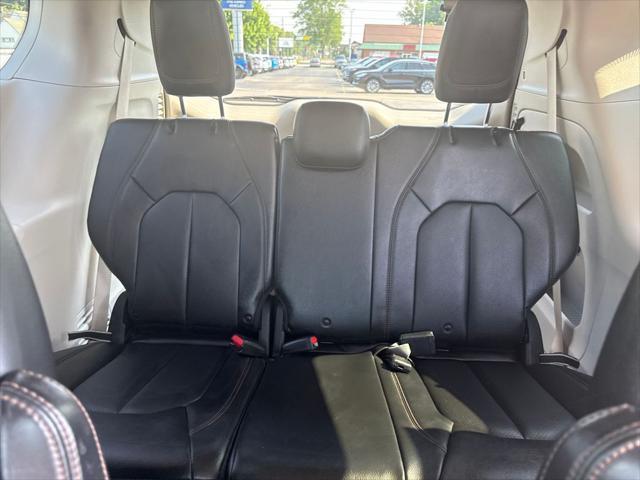 Photo of 2019 Granite Crystal Metallic Clearcoat Chrysler Pacifica