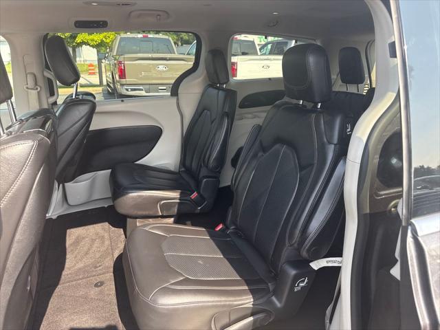 Photo of 2019 Granite Crystal Metallic Clearcoat Chrysler Pacifica