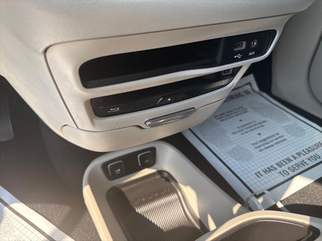 Photo of 2019 Granite Crystal Metallic Clearcoat Chrysler Pacifica
