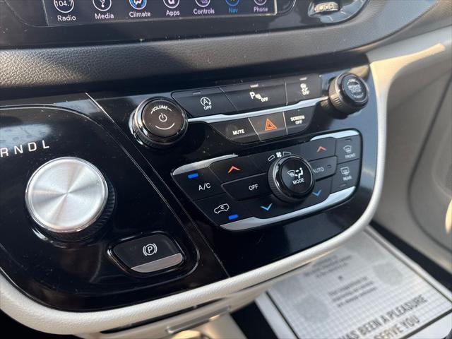 Photo of 2019 Granite Crystal Metallic Clearcoat Chrysler Pacifica