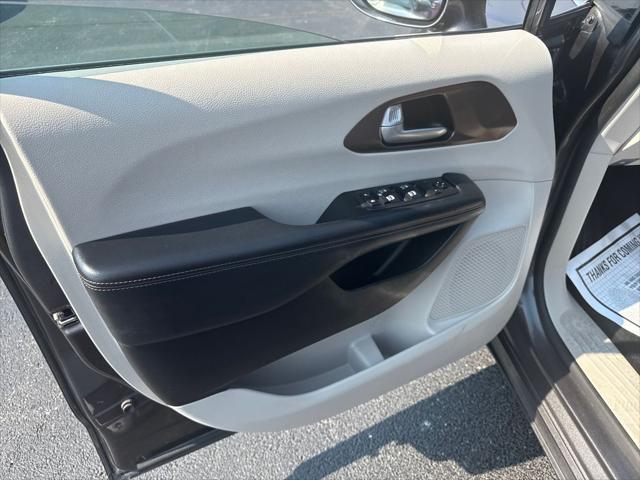 Photo of 2019 Granite Crystal Metallic Clearcoat Chrysler Pacifica